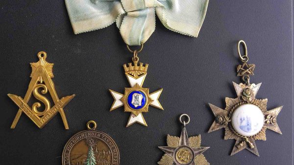 Satz Bijous bestehend aus 5 antiken Mitgliedsabzeichen freimaurerischer Logen.