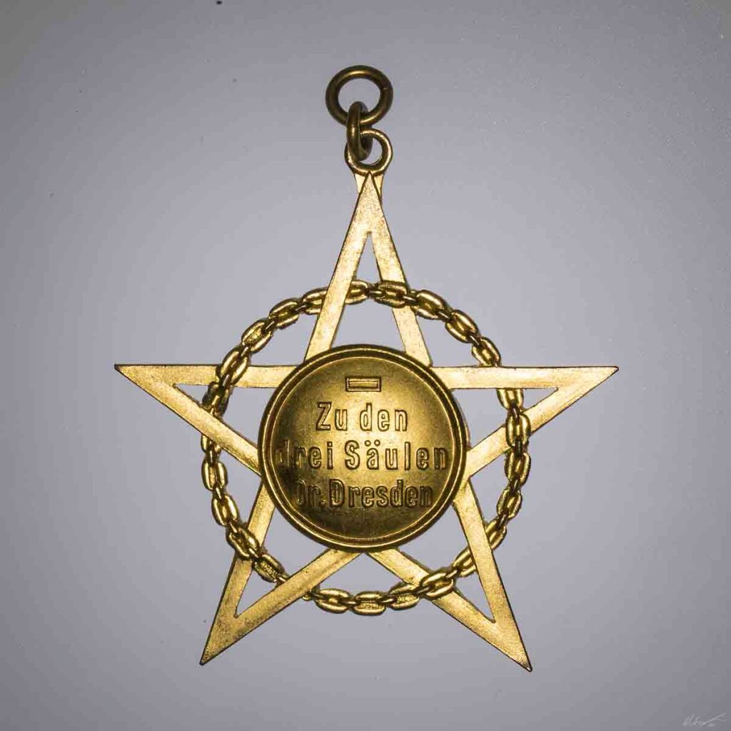 Bijou der Symbolischen Großloge von Deutschland der Loge Zu den drei Säulen