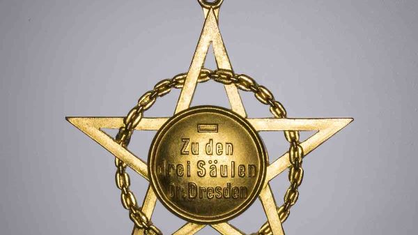 Bijou der Symbolischen Großloge von Deutschland der Loge Zu den drei Säulen