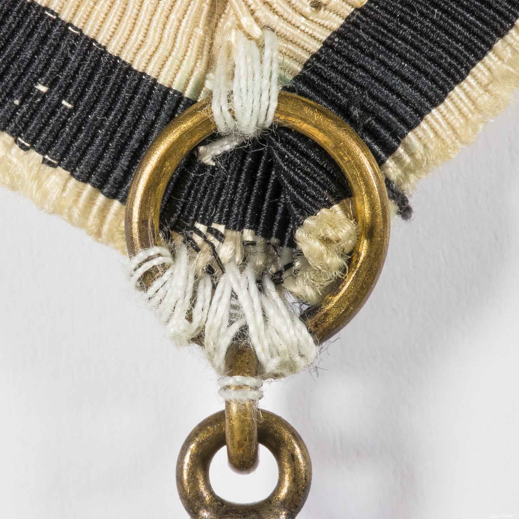 Verbindung des Bijous am Bijou-Band oder Halsband.