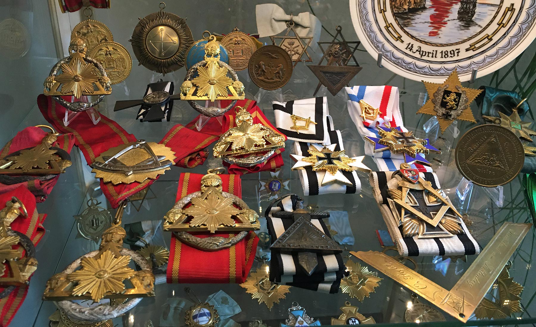 Vorträge über die Entwicklung des Bijoux-Projektes von der Startphase bis zum aktuellen Museum. Recherchearbeiten bis zur Identifizierung.