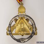 Bijou der Großen National Mutterloge zu den drei Weltkugeln in Berlin - aus der Sammlung des Bijoux-Museum, rs.