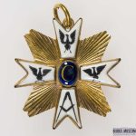 Bijou Carl zu den drei Adlern einem Exponat aus dem bijoux.museum vs