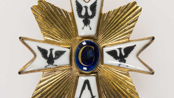 Bijou Carl zu den drei Adlern einem Exponat aus dem bijoux.museum vs