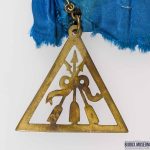 Bijou Zu den drei Pfeilen einem Exponat aus dem bijoux.museum rs