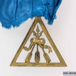 Bijou Zu den drei Pfeilen einem Exponat aus dem bijoux.museum vs