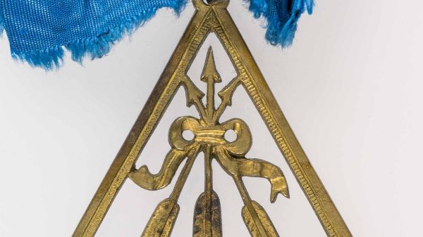 Bijou Zu den drei Pfeilen einem Exponat aus dem bijoux.museum vs